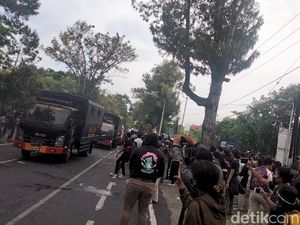 Demo Omnibus Law di Bali, Massa Lempar Botol Plastik ke Mobil Polisi Demo Omnibus Law di Bali, Massa Lempar Botol Plastik ke Mobil Polisi