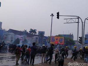 Demo Omnibus Law di Harmoni Rusuh! Polisi Jadi Bulan-bulanan Massa