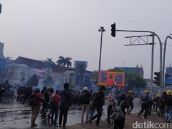 Demo Omnibus Law di Harmoni Rusuh! Polisi Jadi Bulan-bulanan Massa