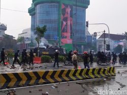 Rusuh Dekat Istana! Polisi Tembakkan Gas Air Mata, Massa Berhamburan