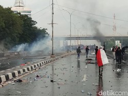 Demo di DPRD Sulsel, Mahasiswa Lempar Batu Dibalas Polisi Gas Air Mata