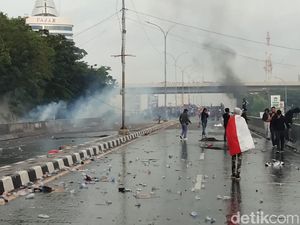 Demo di DPRD Sulsel, Mahasiswa Lempar Batu Dibalas Polisi Gas Air Mata Demo di DPRD Sulsel, Mahasiswa Lempar Batu Dibalas Polisi Gas Air Mata