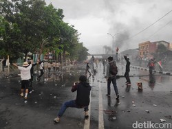 Ricuh Demo Tolak Omnibus Law di Makassar, 73 Orang Diamankan Polisi