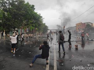 Ricuh Demo Tolak Omnibus Law di Makassar, 73 Orang Diamankan Polisi Ricuh Demo Tolak Omnibus Law di Makassar, 73 Orang Diamankan Polisi
