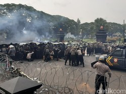 Bertindak Anarki, Pendemo Omnibus Law di Kota Malang Ditembak Gas Air Mata