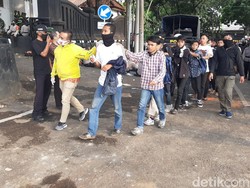 80 Orang Diamankan Usai Ricuh Demo Omnibus Law di Kota Malang