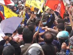 Ricuh Demo Omnibus Law di Kota Mojokerto, Polisi Dilempari Kayu Mahasiswa