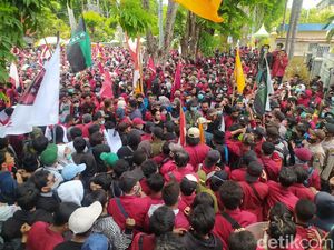 Pakar Sebut Demo Omnibus Law di Jatim Berpotensi Jadi Klaster COVID-19 Pakar Sebut Demo Omnibus Law di Jatim Berpotensi Jadi Klaster COVID-19