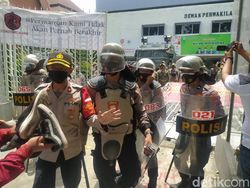 Tak Ditemui Anggota Dewan, Massa Mahasiswa Jebol Pagar DPRD Sidoarjo