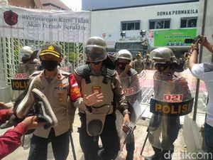 Tak Ditemui Anggota Dewan, Massa Mahasiswa Jebol Pagar DPRD Sidoarjo