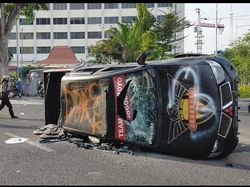 Mobil-mobil Polisi dan Aparat yang Dirusak-Dibakar Masa Demo