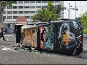 Mobil Team Jogo Suroboyo Polda Jatim Digulingkan Massa Pendemo Omnibus Law