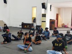 Molotov dan Batu Disita dari Pelajar Hendak Susupi Demo Omnibus Law di Surabaya