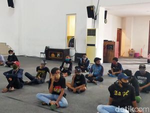 Molotov dan Batu Disita dari Pelajar Hendak Susupi Demo Omnibus Law di Surabaya
