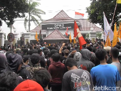 Ricuh Demo Omnibus Law di Lumajang, 3 Polisi dan 1 Mahasiswa Terluka