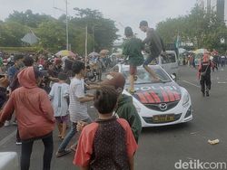 Di Tengah Demo Omnibus Law di Surabaya, Sekelompok Remaja Rusak Mobil Polisi