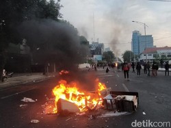 Massa Penolak Omnibus Law di Surabaya yang Masih Bertahan Dibubarkan