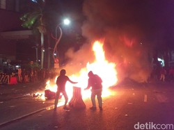 Bakar Water Barrier, Massa Buruh Mahasiswa Masih Bertahan di Depan TP