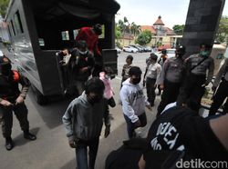 Hendak Susupi Demo Omnibus Law di Surabaya, Ratusan Pelajar SMA Diamankan