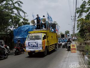 Massa Buruh di Surabaya Barat Mulai Bergerak ke Titik Demo Omnibus Law