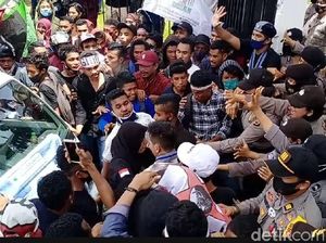 Demo Omnibus Law, Mahasiswa Jebol Pagar DPRD Maluku