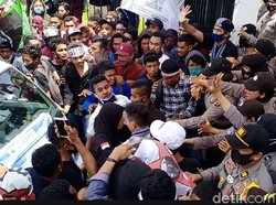 Demo Omnibus Law, Mahasiswa Jebol Pagar DPRD Maluku