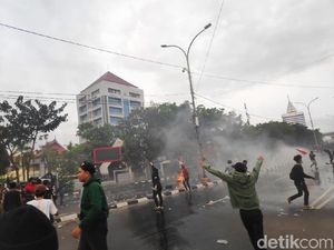 Massa Demo di Makassar Lempar Batu-Lepas Busur, Sejumlah Orang Ditangkap