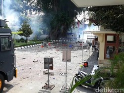 Demo UU Cipta Kerja di DPRD Kembali Ricuh, Polisi Tembakkan Gas Air Mata