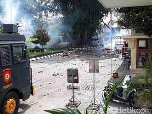 Sisa Demo Chaos di Yogya: Kaca-kaca DPRD Pecah, Mobil Polisi Ringsek Sisa Demo Chaos di Yogya: Kaca-kaca DPRD Pecah, Mobil Polisi Ringsek