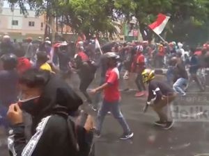 Demo Rusuh, Massa Bentrok dengan Aparat di Daan Mogot Tangerang