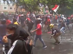 Demo Rusuh, Massa Bentrok dengan Aparat di Daan Mogot Tangerang