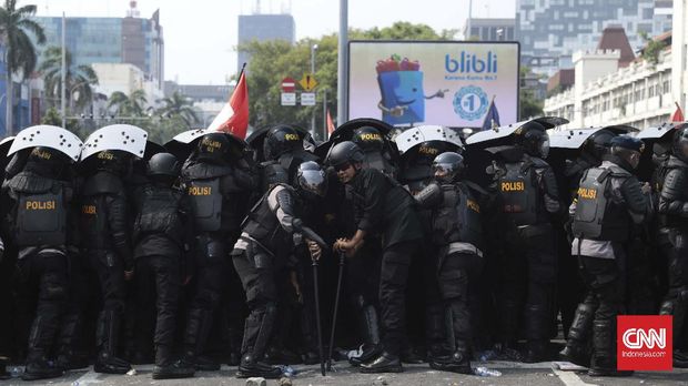 Demonstran penentang Omnibus Law bentrok dengan polisi di Harmoni, Jakarta Pusat, Kamis (8/10). CNN Indonesia/Bisma Septalisma