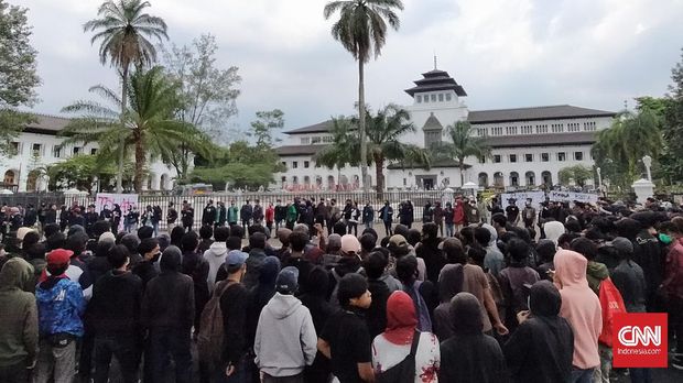 Ratusan mahasiswa menggelar unjuk rasa menolak Omnibus Law di depan Gedung Sate, Rabu (7/10). CNN Indonesia/Huyogo