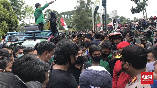 Gesekan terjadi antara ratusan mahasiswa yang berasal dari Aliansi Mahasiswa Batam dan BEM Politeknik Negeri Batam, dengan pihak kepolisian dalam aksi unjuk rasa menolak UU Omnibuslaw Cipta Lapangan Kerja, di depan Asrama Haji, Batam Center, Batam, Kepri, Kamis (8/10) siang. Terjadi gesekan antara pengunjung rasa dan pihak kepolisian karena setelah para pengunjuk tak diijinkan mendekati Kantor DPRD Batam yang berada tak jauh dari lokasi aksi.
