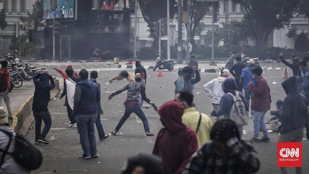 Massa demo tolak UU Cipta Kerja dan Omnimbus Law di kawasan Harmoni bentrok dengan polisi, Jakarta. Kamis (8/10/2020). CNN Indonesia/ Adhi Wicaksono
