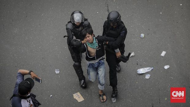 Massa demo tolak UU Cipta Kerja dan Omnimbus Law di kawasan Harmoni ditangkap polisi saat  bentrok, Jakarta. Kamis (8/10/2020). CNN Indonesia/Adhi Wicaksono