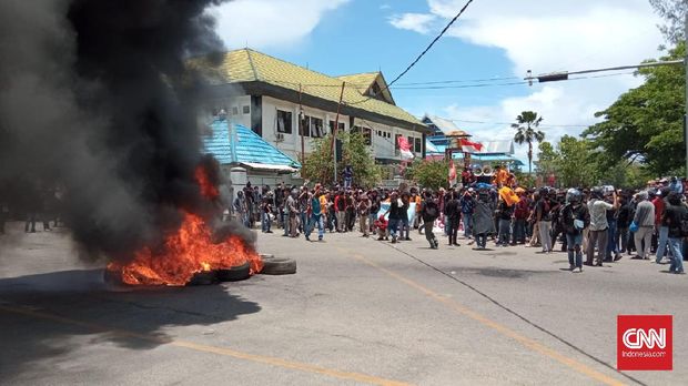 Mahasiswa yang berunjuk rasa menolak Omnibus Law Cipta Kerja mengepung Gedung DPRD Sulawesi Tenggara di Kendari, Kamis (8/10). Mereka juga membakar ban bekas di tengah jalan.
