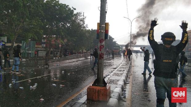 Massa demo tolak UU Cipta Kerja dan Omnimbus Law di Makassar bentrok dengan polisi. Kamis (8/10/2020). CNN Indonesia/ Sari