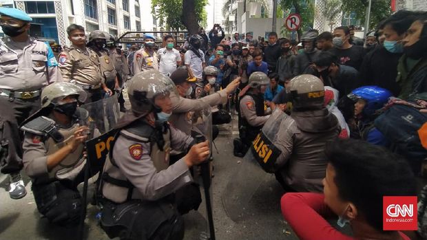 Aksi unjuk rasa menolak Omnibus Law Ciptaker di Medan