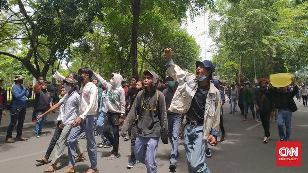 Ratusan pendemo dari berbagai organisasi mulai berkumpul di depan Kantor DPRD Sumut, Jalan Imam Bonjol Medan, Kamis (8/10). Para pendemo memprotes disahkannya Rancangan Undang-Undang Omnibus Law Cipta Kerja menjadi undang-undang.
