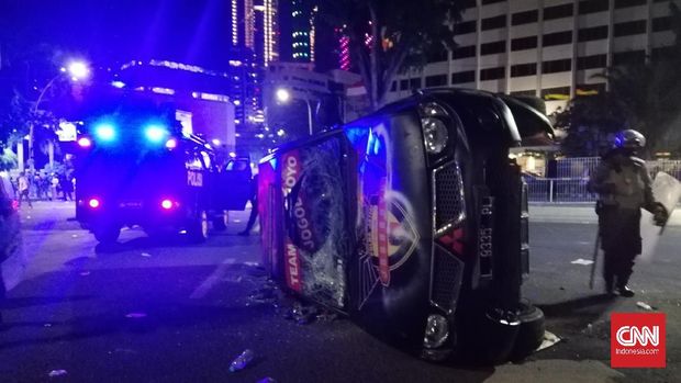 Aksi Tolak Omnibus Law Cipta Kerja di Gedung Negara Grahadi, Surabaya, berlangsung ricuh. Pos polisi di depan Tunjungan Plaza, atau Jalan Jenderal Basuki Rahmat, dibakar massa.