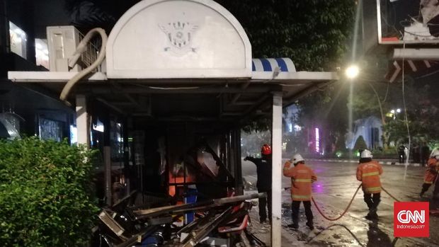 Aksi Tolak Omnibus Law Cipta Kerja di Gedung Negara Grahadi, Surabaya, berlangsung ricuh. Pos polisi di depan Tunjungan Plaza, atau Jalan Jenderal Basuki Rahmat, dibakar massa.