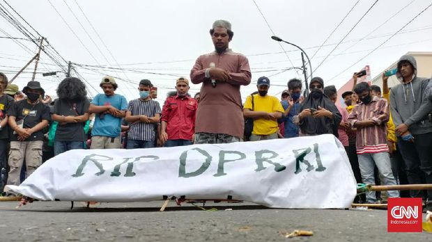 Massa Aksi di Ternate Gelar Salat Jenazah menolak Omnibus Law UU Cipta Kerja, Kamis (8/10).