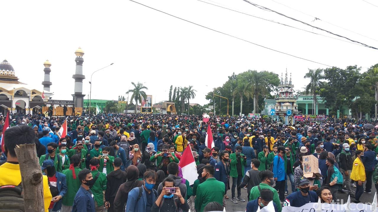 Demo tolak Omnibus Law Ciptaker di Bengkulu berlangsung damai. Massa ditemui anggota DPRD Bengkulu (Hery Supandi/detikcom)