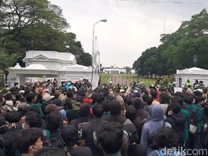 Demo Depan Istana Bogor Mulai Panas, Mahasiswa-Polisi Saling Dorong