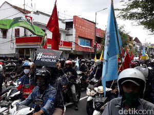 Massa Demo di Yogya Bawa Boneka Celeng Merah Dewan Pengkhianat Rakyat