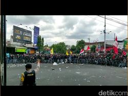 Ricuh, Demo Mahasiswa Jember Tolak Omnibus Law Diwarnai Aksi Lempar Batu