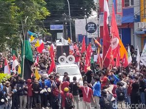 Ribuan Mahasiswa di Jember Demo Tolak Omnibus Law Cipta Kerja