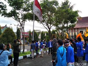 Mahasiswa Turunkan Bendera di DPRD Pangandaran Setengah Tiang