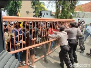 Demo Tolak Omnibus Law di Kota Kediri Ricuh, Mahasiswa Jebol Gerbang DPRD